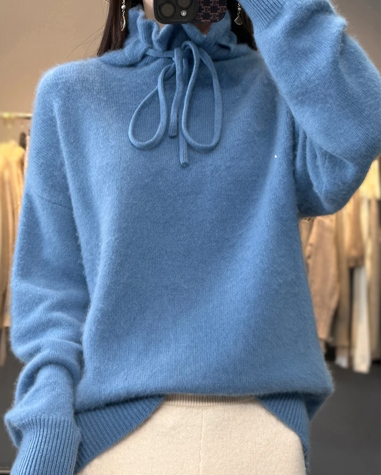 Jutta - Blue sweater with turtleneck and bow